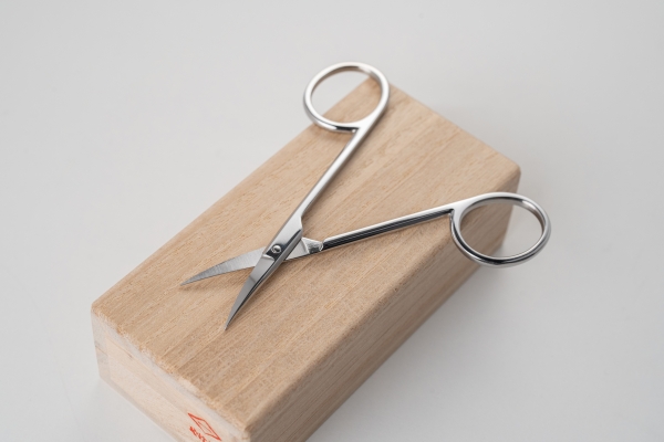 Ciseaux à sourcils - 9,5 cm, inoxydables, résistants à la rouille, Ubukeya, avec boîte en paulownia