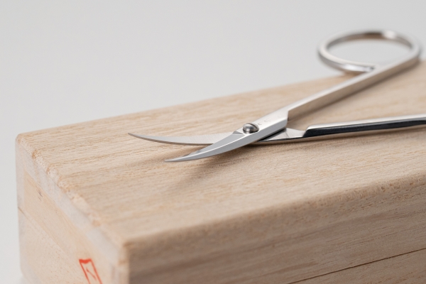 Ciseaux à sourcils - 9,5 cm, inoxydables, résistants à la rouille, Ubukeya, avec boîte en paulownia