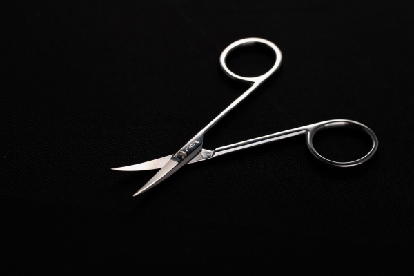 Ciseaux à sourcils - 9,5 cm, inoxydables, résistants à la rouille, Ubukeya, avec boîte en paulownia