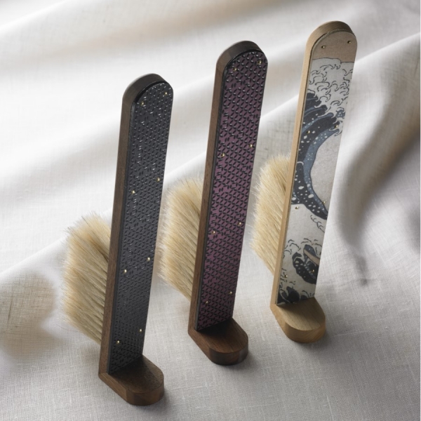 Brosse autoportante pour vêtements : Poils naturels de cheval, manche en bois naturel, dos recouvert de cuir de cerf— À choisir parmi les 3 types : ①Hokusai,  ② Inden/noir, ③ Inden /violet