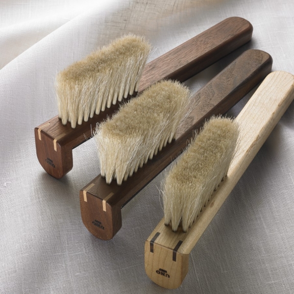 Brosse autoportante pour vêtements : Poils naturels de cheval, manche en bois naturel, dos recouvert de cuir de cerf— À choisir parmi les 3 types : ①Hokusai,  ② Inden/noir, ③ Inden /violet