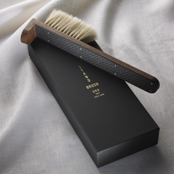 Brosse autoportante pour vêtements : Poils naturels de cheval, manche en bois naturel, dos recouvert de cuir de cerf— À choisir parmi les 3 types : ①Hokusai,  ② Inden/noir, ③ Inden /violet