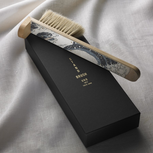 Brosse autoportante pour vêtements : Poils naturels de cheval, manche en bois naturel, dos recouvert de cuir de cerf— À choisir parmi les 3 types : ①Hokusai,  ② Inden/noir, ③ Inden /violet