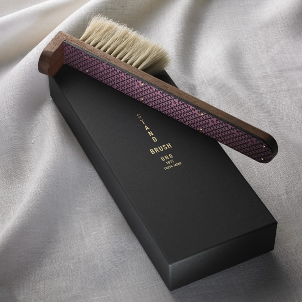 Brosse autoportante pour vêtements : Poils naturels de cheval, manche en bois naturel, dos recouvert de cuir de cerf— À choisir parmi les 3 types : ①Hokusai,  ② Inden/noir, ③ Inden /violet