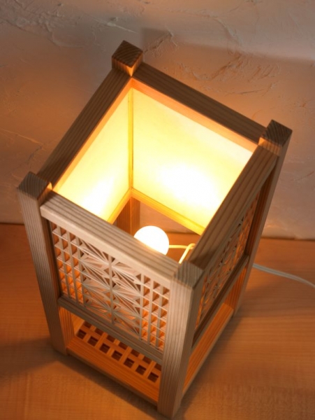 Lanterne d'artisanat Kumiko (moyenne), motif de feuilles de chanvre sur quatre faces, cèdre d'Akita, H45×L16×P16cm 