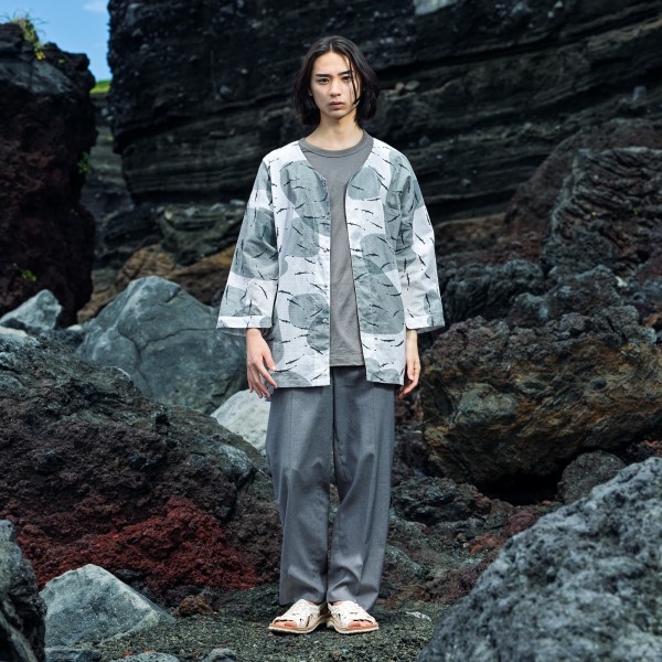 Chemise en tissu de kimono d’été yukata – AYU FROM/grise – Motif de poisson ayu, chemise « TEWSEN », étoffe wazarashi, chemise de style dabo, unisexe