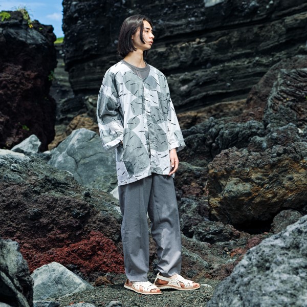 Chemise en tissu de kimono d’été yukata – AYU FROM/grise – Motif de poisson ayu, chemise « TEWSEN », étoffe wazarashi, chemise de style dabo, unisexe