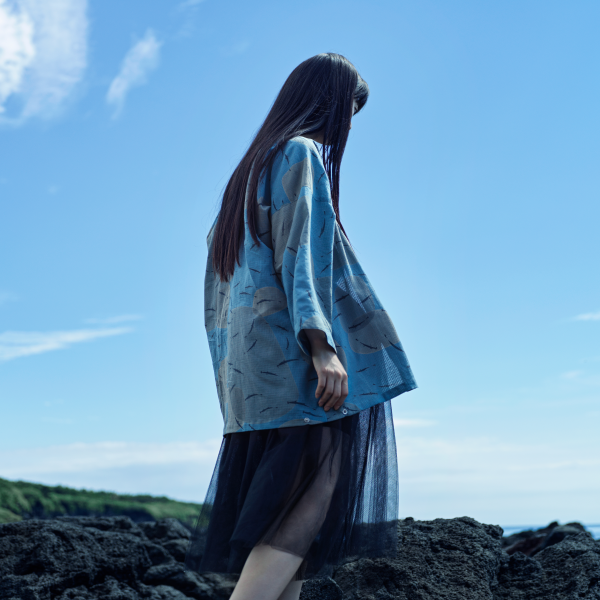 Chemise en tissu de kimono d’été yukata – AYU FROM/bleu marine – Motif de poisson ayu, chemise « TEWSEN », étoffe wazarashi, chemise de style dabo, unisexe