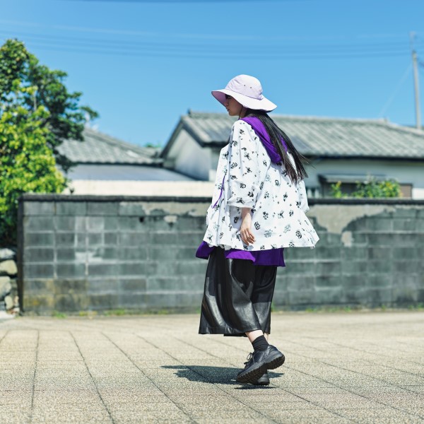 Chemise en tissu de kimono d’été yukata - ODORU DOLL/noire - Motif de poupées, chemise « TEWSEN », étoffe wazarashi, chemise de style dabo, unisexe		