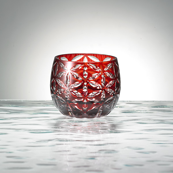 Edo Kiriko,verre,Guinomi,Asa no Ha,rouge,Hanasho,feuille de chanvre,saké,artisanat traditionnel,fait main,souvenir,cadeau,fait à la commande