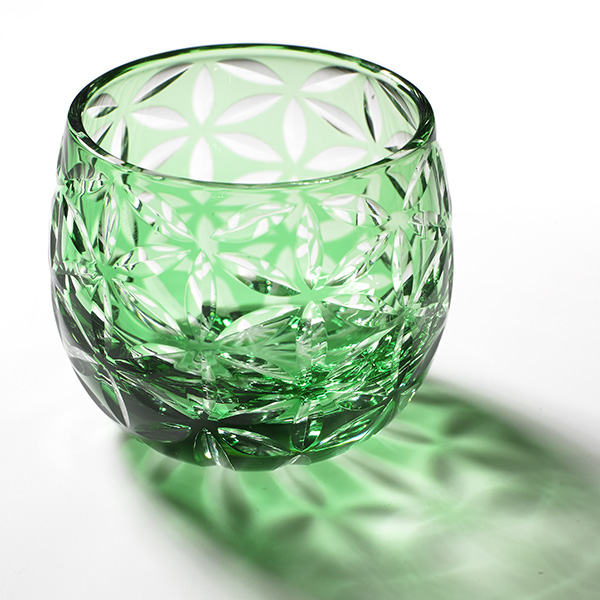 Edo Kiriko,verre,Guinomi,Asa no Ha,vert,Hanasho,feuille de chanvre,saké,artisanat traditionnel,fait main,souvenir,cadeau,fait à la commande