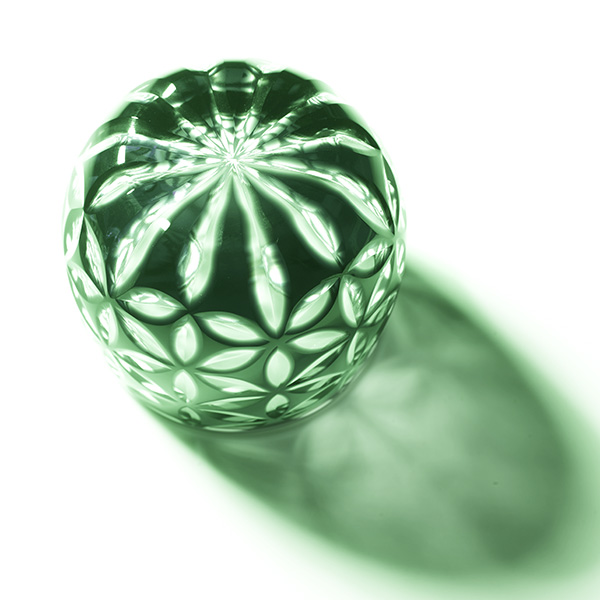 Edo Kiriko,verre,Guinomi,Asa no Ha,vert,Hanasho,feuille de chanvre,saké,artisanat traditionnel,fait main,souvenir,cadeau,fait à la commande