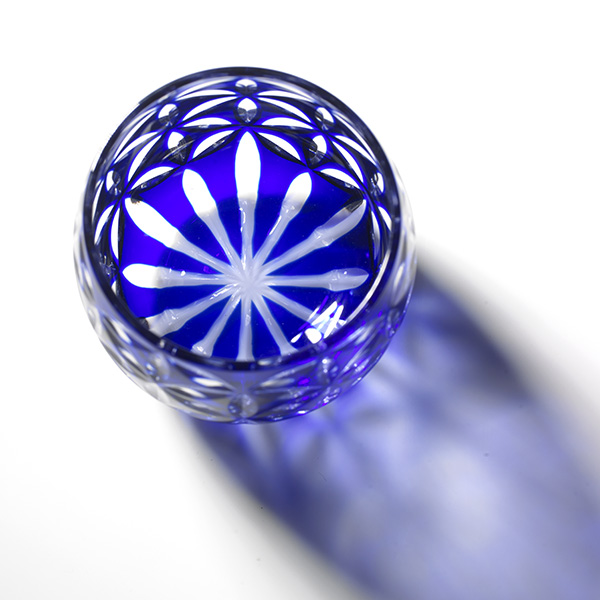 Edo Kiriko,verre,Guinomi,Asa no Ha,lapis-lazuli,bleu,Hanasho,feuille de chanvre,saké,artisanat traditionnel,fait main,souvenir,cadeau,fait à la commande
