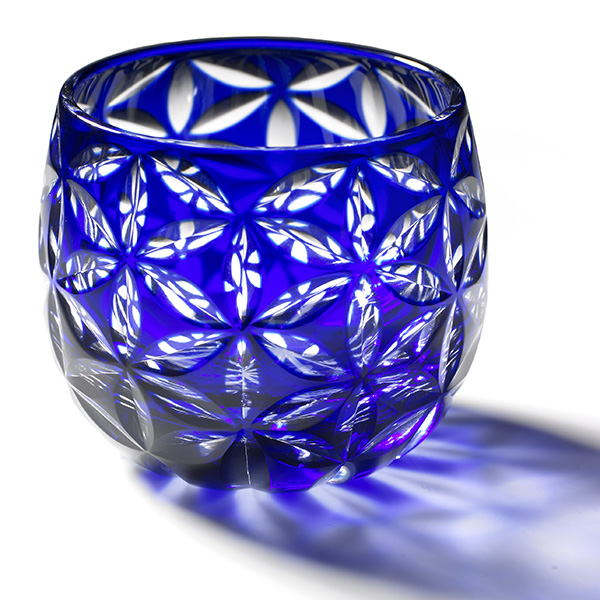 Edo Kiriko,verre,Guinomi,Asa no Ha,lapis-lazuli,bleu,Hanasho,feuille de chanvre,saké,artisanat traditionnel,fait main,souvenir,cadeau,fait à la commande