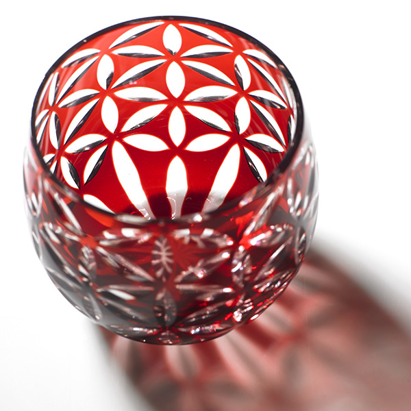 Edo Kiriko,verre,Guinomi,Asa no Ha,rouge,Hanasho,feuille de chanvre,saké,artisanat traditionnel,fait main,souvenir,cadeau,fait à la commande