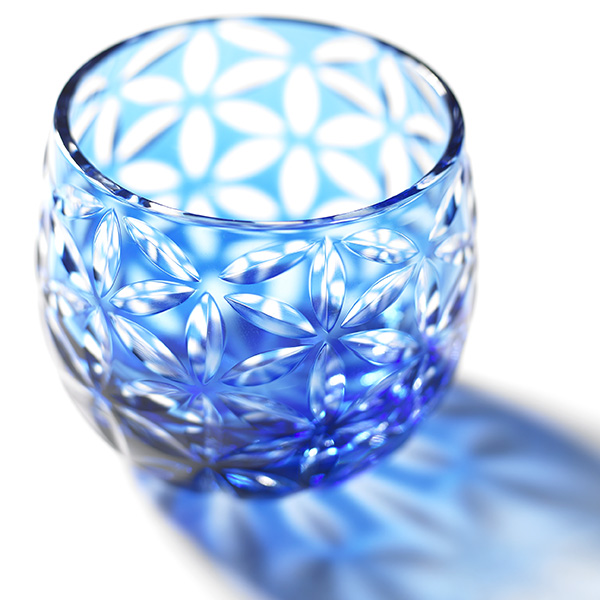 Edo Kiriko,verre,Guinomi,Asa no Ha,bleu clair,Hanasho,feuille de chanvre,saké,artisanat traditionnel,fait main,souvenir,cadeau,fait à la commande