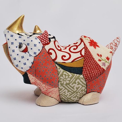 rino ! A - Poupée Kimekomi d'un petit rhinocéros,Tokyo,Japon,Artisanat traditionnel, fait main, Dimensions : H 10 x L 15 x P 8 cm