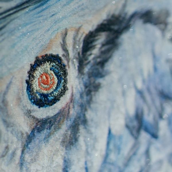 Rideau noren d’une artiste contemporaine japonaise - « Oiseaux, chantez les odes de la terre, à travers mes os » - créé par Maki Ohkojima