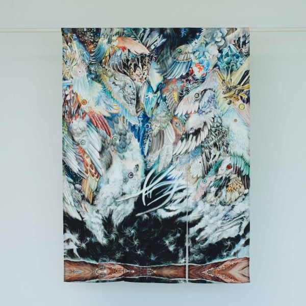 Rideau noren d’une artiste contemporaine japonaise - « Oiseaux, chantez les odes de la terre, à travers mes os » - créé par Maki Ohkojima