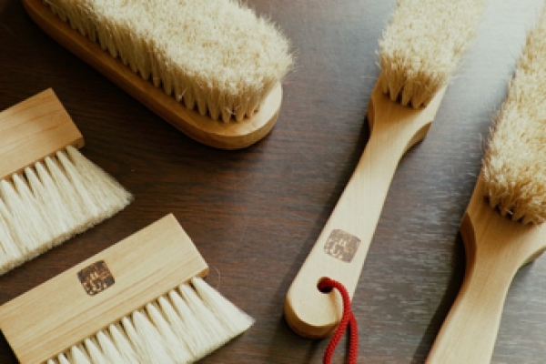 Set de 2 brosses à vêtements pour cachemire — Brosse à manche fin et brosse portable, poils naturels de cheval, manche en bois naturel de zelkova du Japon