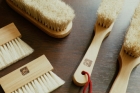 Set de 2 brosses à vêtements pour cachemire — Brosse à manche fin et brosse portable, poils naturels de cheval, manche en bois naturel de zelkova du Japon